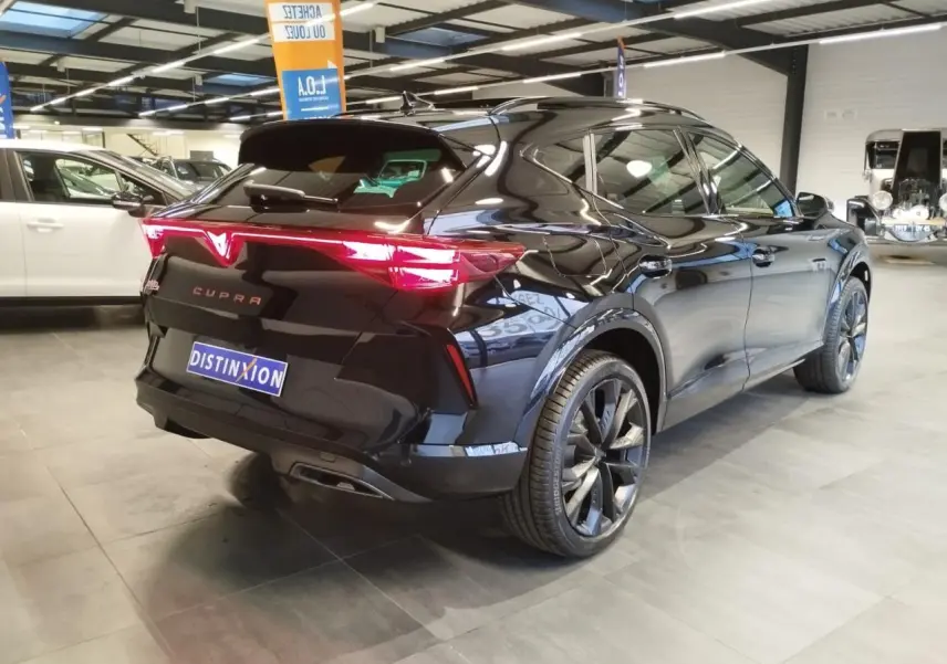 Vue 3/4 arrière droite d'une CUPRA Formentor noire métal avec feux arrière Tri-LED et jantes alliage 19 pouces.