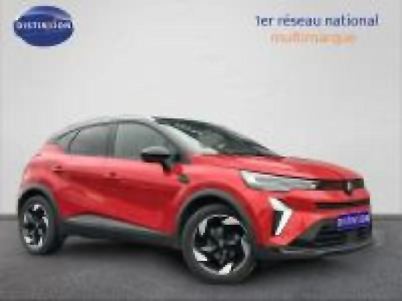 Vue 3/4 avant droite du Renault Captur 2025 rouge avec jantes noires et toit noir contrasté.