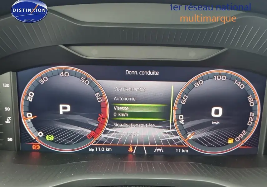 Tableau de bord numérique du Skoda Karoq 1.5 TSI 150 Sportline 2025 affichant vitesse et mode parking.