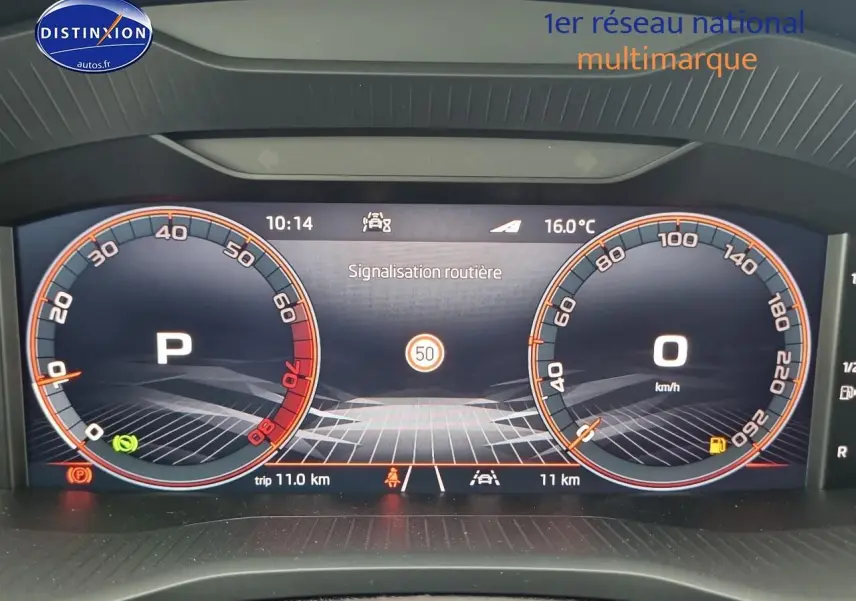Tableau de bord numérique de Skoda Karoq noir 2025 affichant vitesse à 0 km/h et signalisation routière 50 km/h.