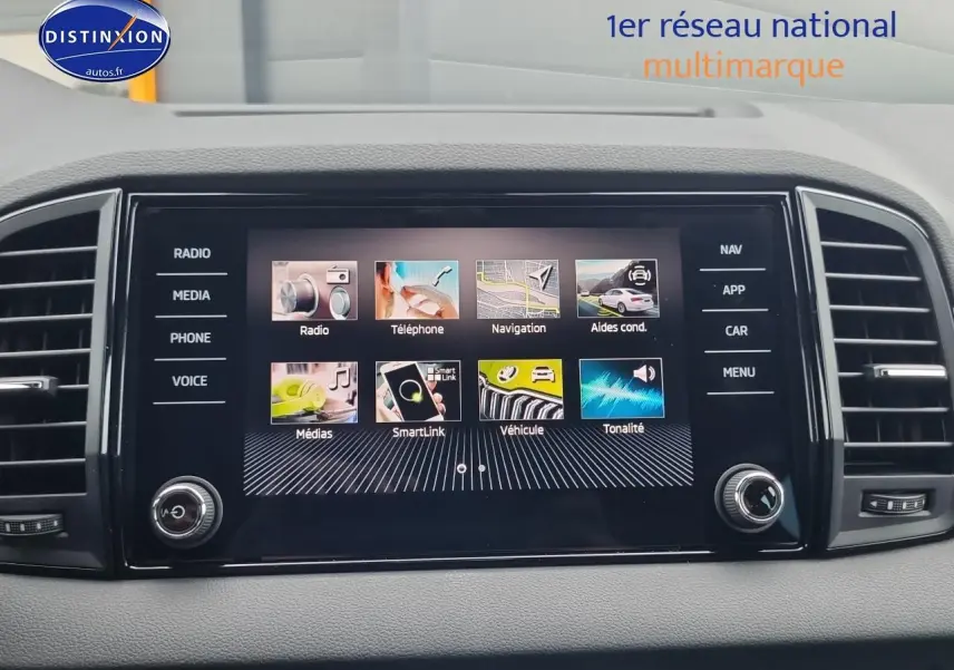 Écran tactile central du tableau de bord du Skoda Karoq noir 2025, affichant les options multimédia et navigation.