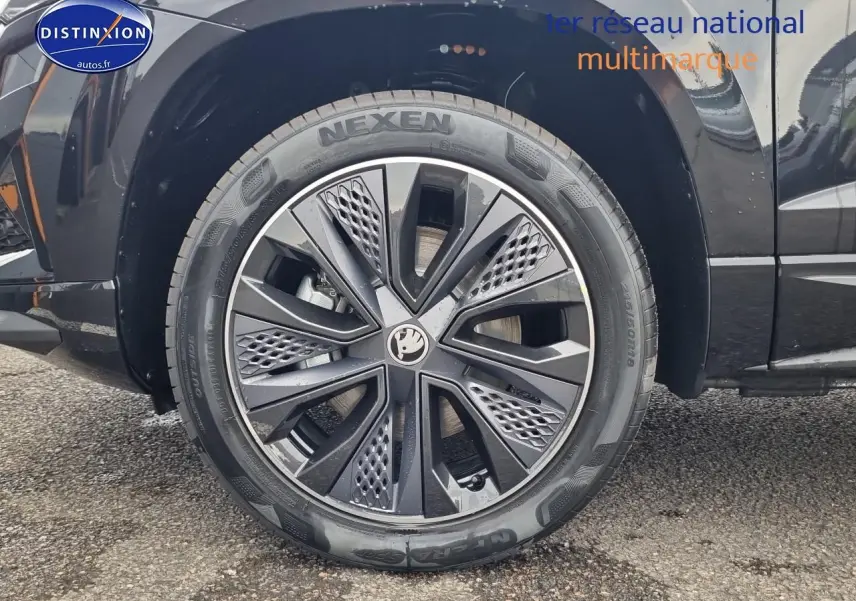 Gros plan sur la roue avant gauche noire du Skoda Karoq 1.5 TSI 150 Sportline avec jante alu distinctive.