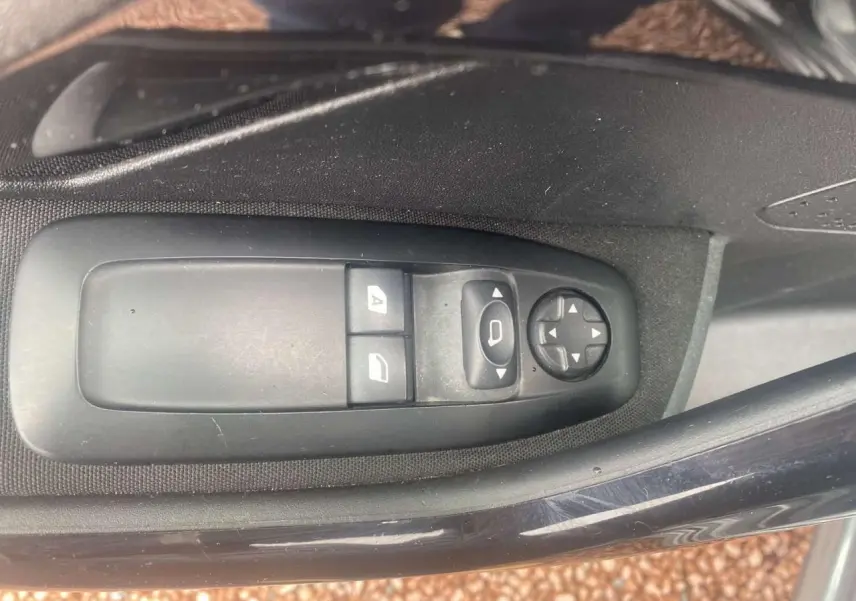 Commandes des lève-vitres et réglages des rétroviseurs côté conducteur de la Peugeot 208 gris shark 2013.