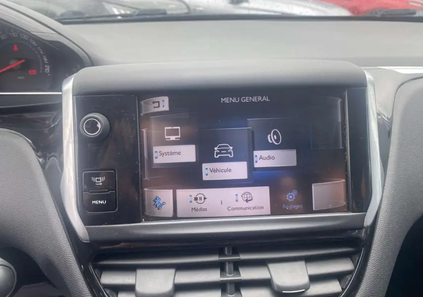 Écran tactile central du tableau de bord de la Peugeot 208 gris shark, affichant le menu général multimédia.