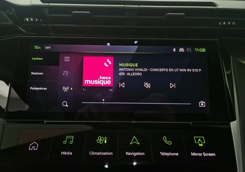 Écran tactile central du Peugeot 308 2025 affichant la radio France Musique avec commandes multimédia et climatisation.