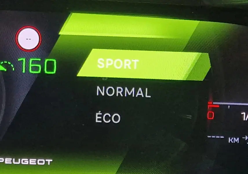 Affichage numérique du mode de conduite Sport sur le tableau de bord d'une Peugeot 308 blanche vue de face.