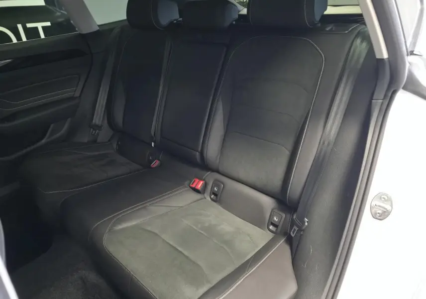Vue intérieure côté droit des sièges arrière noirs en microfibre et cuir du Volkswagen Artéon Shooting Brake blanc 2024.