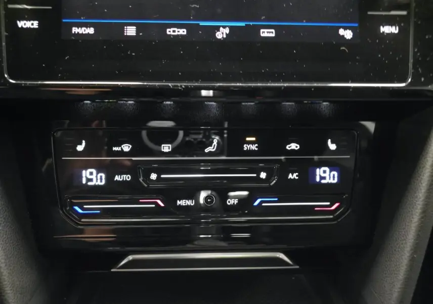 Panneau de commande de climatisation automatique avec affichage digital et réglages tactiles dans une Volkswagen Arteon blanche.