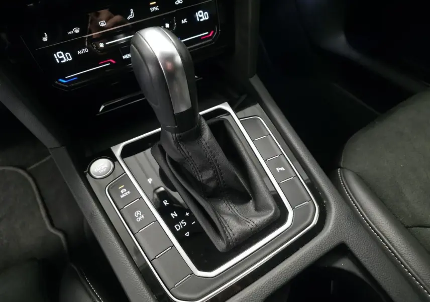 Le levier de vitesses automatique noir et argenté de la Volkswagen Arteon Shooting Brake 2024 vu en gros plan intérieur.