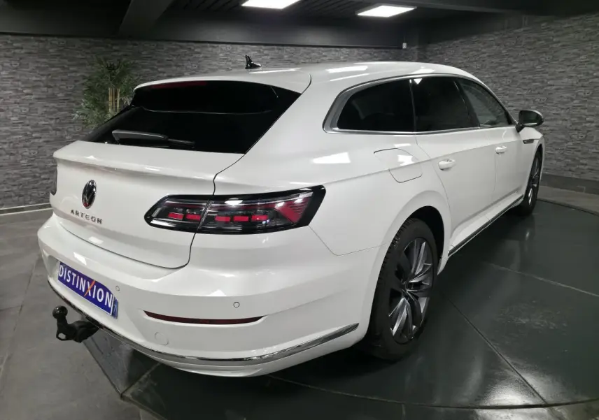 Volkswagen Arteon Shooting Brake blanc vue 3/4 arrière droit avec attelage rabattable et jantes 18 pouces.