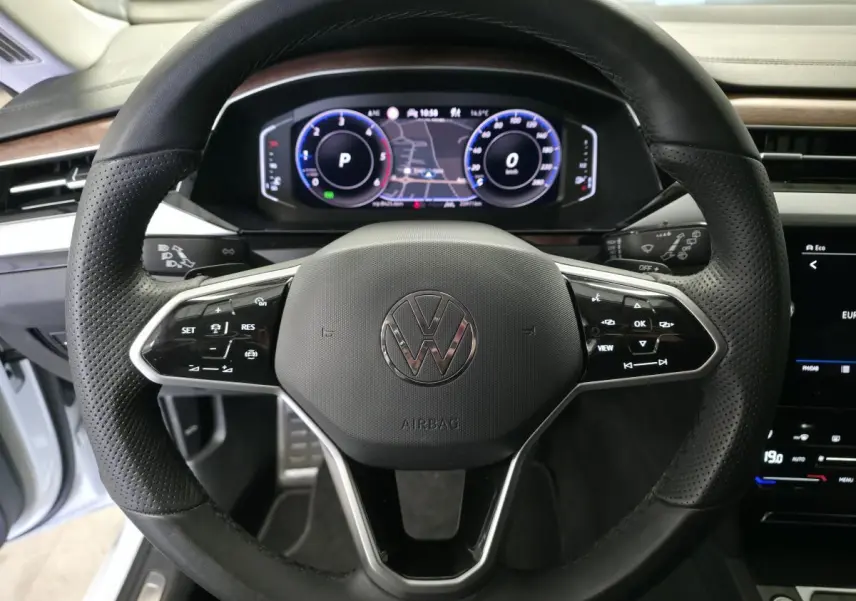 Volant en cuir noir avec commandes tactiles et tableau de bord digital du Volkswagen Arteon 2024, vue de face.