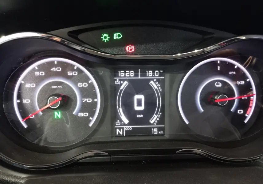 Tableau de bord numérique de l'AIXAM MEGA E-SCOUTY EVO 2026, affichage vitesse, température et indicateurs lumineux.