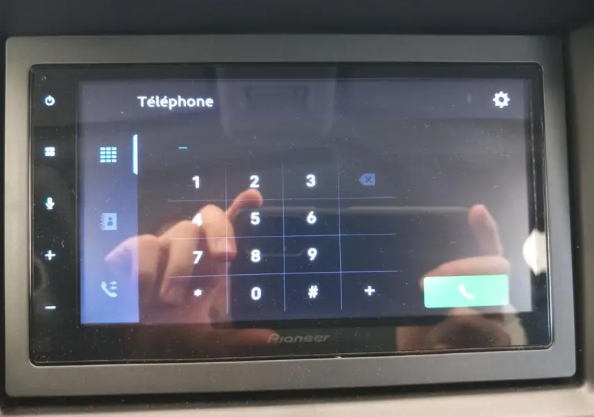 Écran tactile central du tableau de bord de l'AIXAM MEGA E-SCOUTY EVO 2026 affichant le clavier téléphonique.