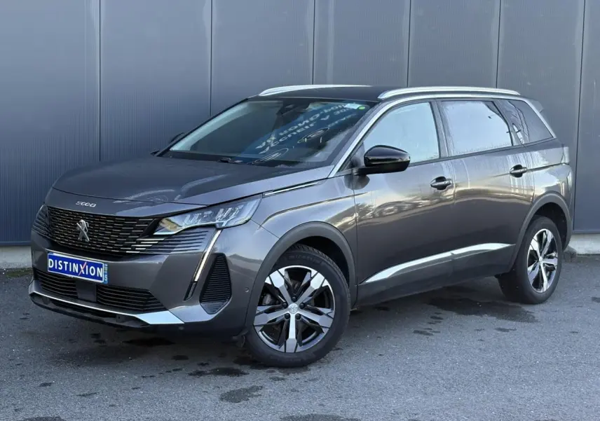 Peugeot 5008 gris Platinium en 3/4 avant droit, avec jantes alliage bi-ton et toit surélevé.