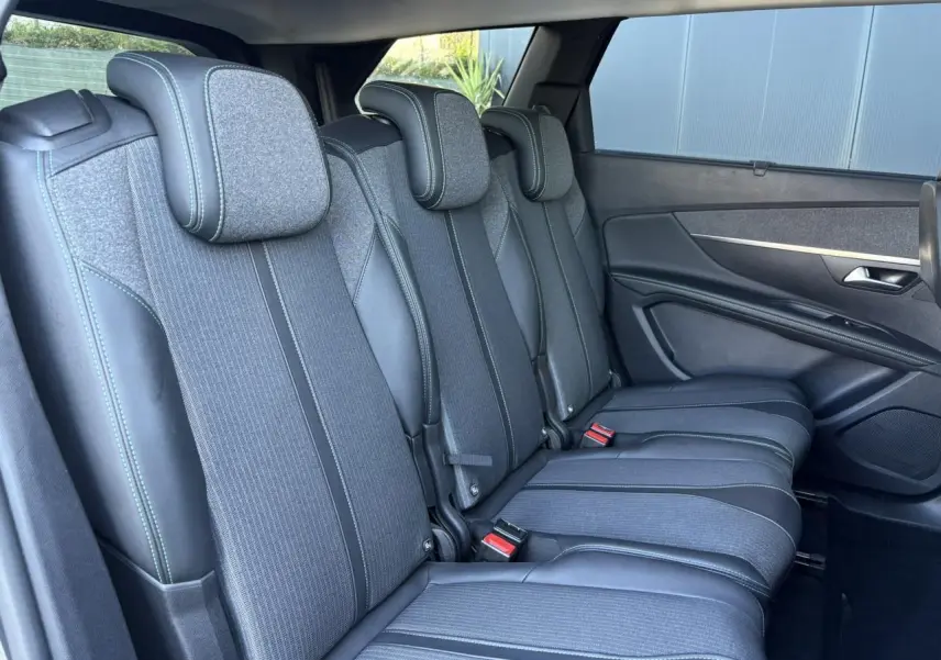 Vue latérale intérieure des sièges arrière en tissu et cuir noir du Peugeot 5008 gris Platinium 7 places.