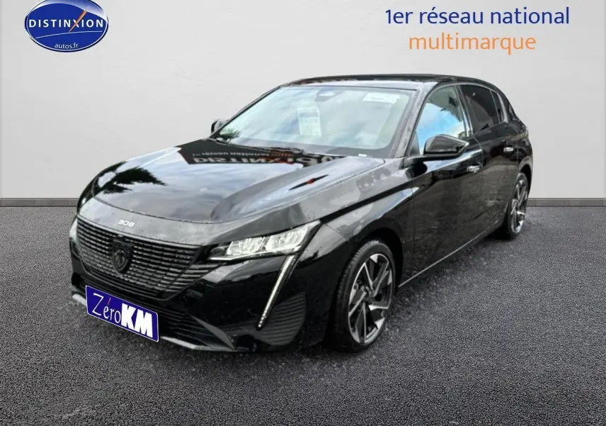 Peugeot 308 noire vue en 3/4 avant droit avec jantes alu et feux LED distinctifs sur fond neutre.