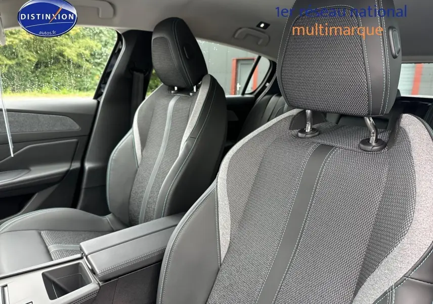 Gros plan sur les sièges avant gris et noirs avec surpiqûres bleues de la Peugeot 308 1.5 BlueHDi 130 Allure EAT8.