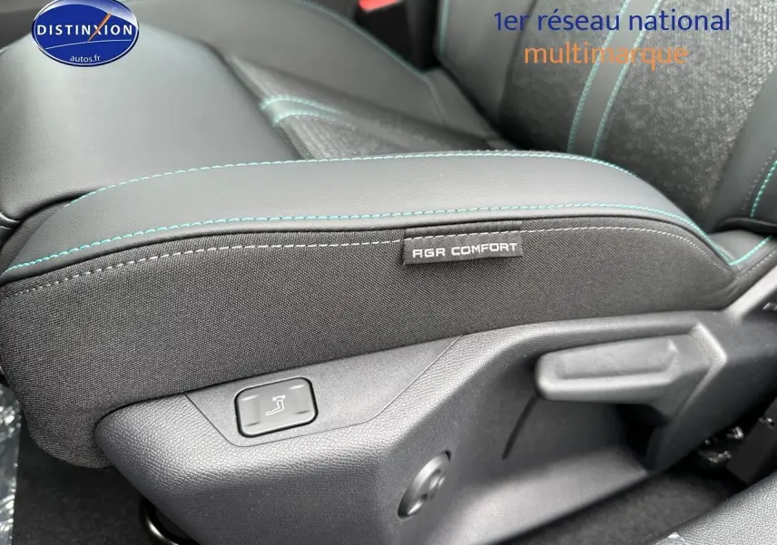 Détail du siège avant droit noir avec surpiqûres bleues et étiquette AGR Comfort sur Peugeot 308 2025