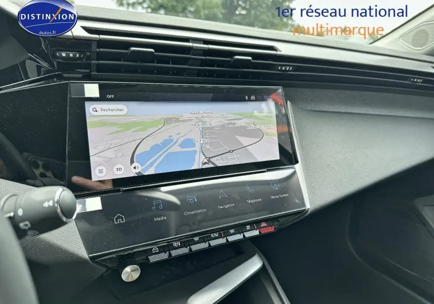 Vue intérieure du tableau de bord de la Peugeot 308 noire 2025 avec écran tactile de navigation et commandes digitales.
