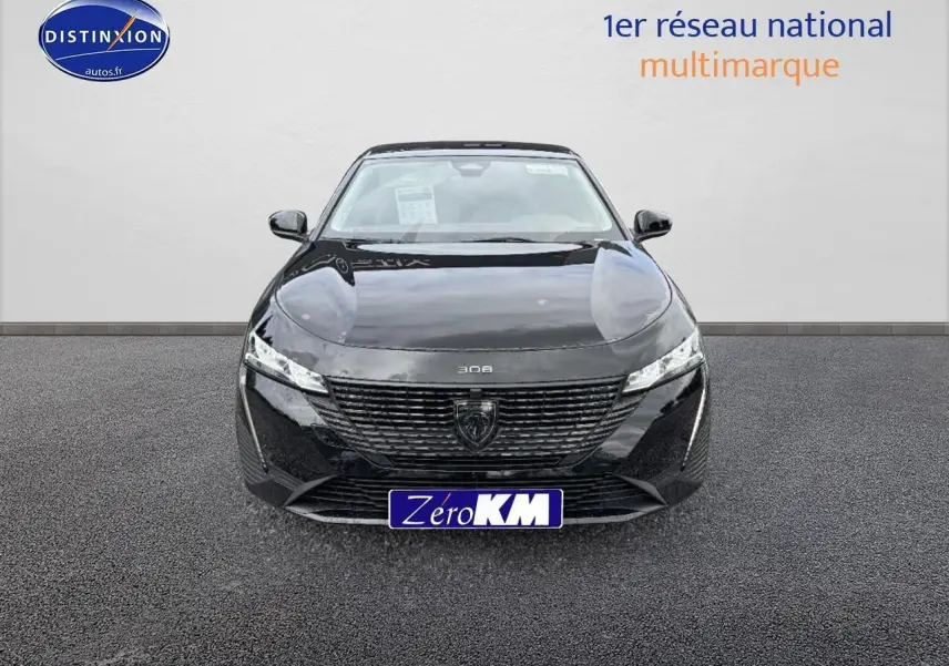 Vue frontale d'une Peugeot 308 noire 2025 avec calandre distinctive et phares LED fins allumés.