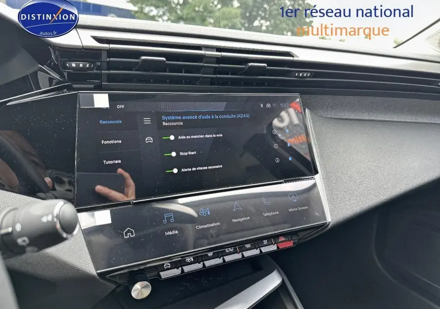 Vue intérieure du tableau de bord de la Peugeot 308 noire 2025 avec écran tactile affichant l'aide à la conduite avancée.