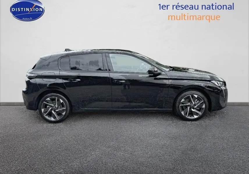 Profil côté gauche d'une Peugeot 308 noire 2025 avec jantes alliage et vitres surteintées.