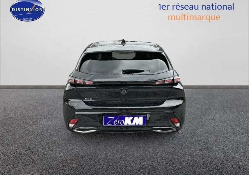 Vue arrière d'une Peugeot 308 noire 2025 avec feux LED et double sortie d'échappement chromée.