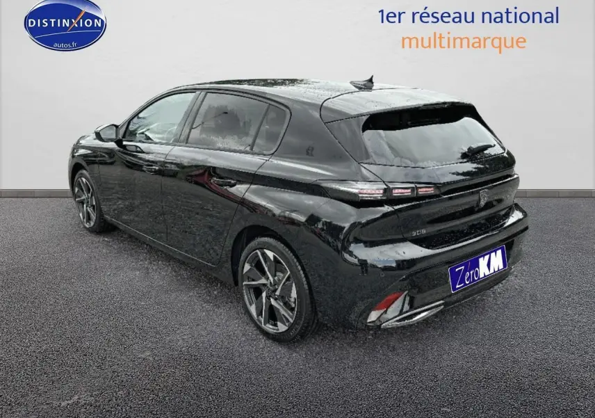 Peugeot 308 noire vue 3/4 arrière droit, avec jantes alu et feux arrière LED distinctifs.