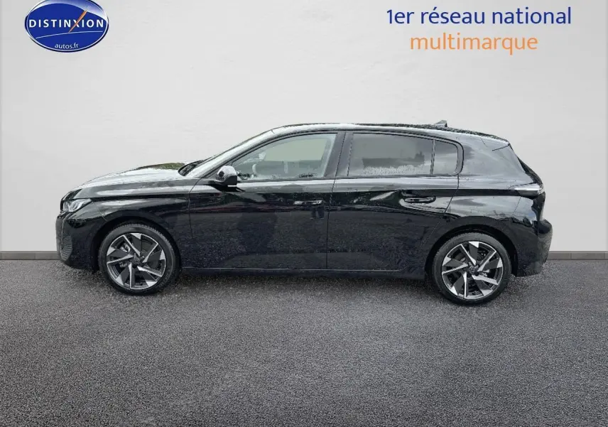 Profil côté gauche d'une Peugeot 308 noire 2025, finition allure, avec jantes alliage et vitres surteintées.