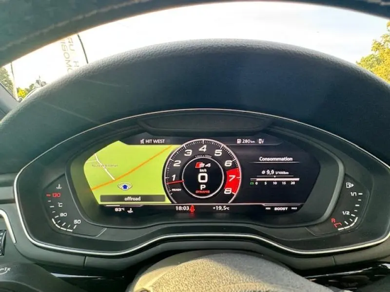 Vue rapprochée du tableau de bord numérique de l'Audi S4 Avant avec affichage GPS et compte-tours sport.