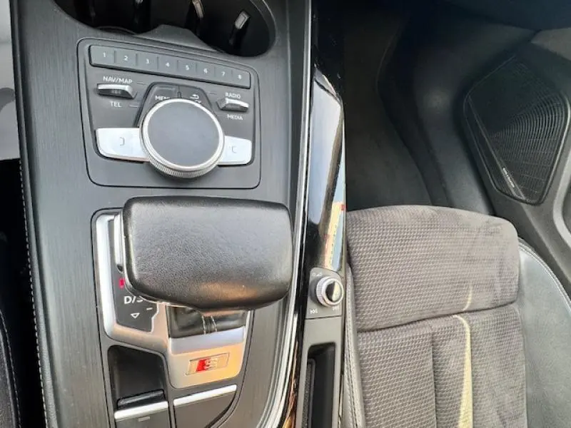 Vue rapprochée de la console centrale et siège avant droit en tissu gris de l'Audi S4 Avant Vert Gotland 2017.