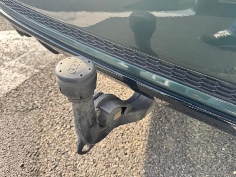 Gros plan sur le crochet d'attelage noir fixé sur le pare-chocs vert Gotland de l'Audi S4 Avant 2017