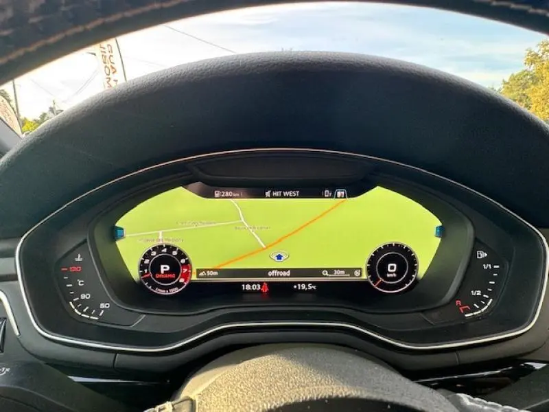Vue rapprochée du tableau de bord numérique de l'Audi S4 Avant 2017 avec affichage GPS en vert et compteurs circulaires.