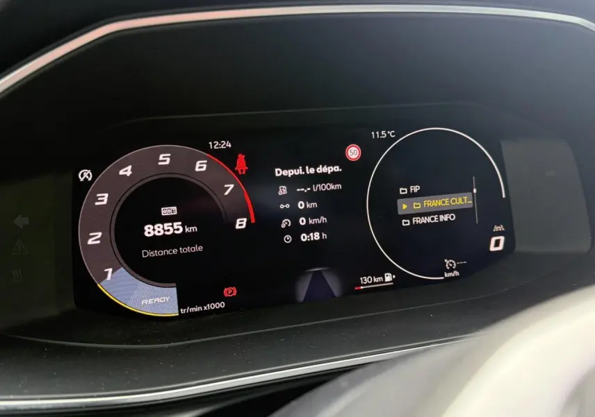 Tableau de bord numérique du SEAT LEON 1.5 TSI 115 Style affichant 8855 km et informations de conduite.