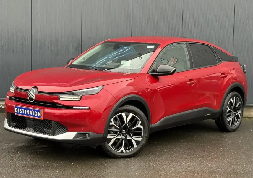 Citroën C4 Hybrid 2025 rouge Elixir en 3/4 avant droit avec jantes alliage et signature lumineuse LED.