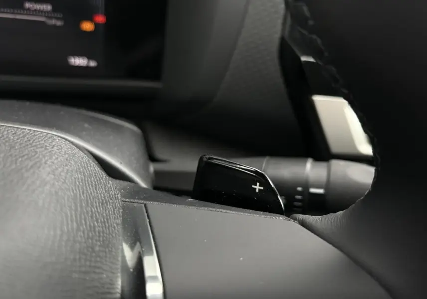 Gros plan sur la palette de changement de rapport droite noire dans l’habitacle du Citroën C4 Hybrid 2025.