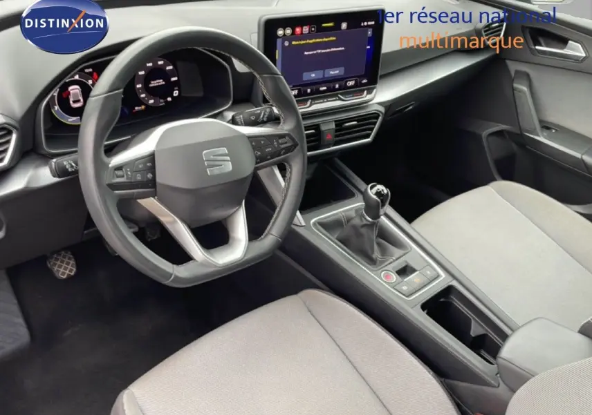 Vue intérieure de face du poste de conduite d'une SEAT LEON 2.0 TDI 115CH STYLE XL avec volant cuir multifonction et boîte manuelle.