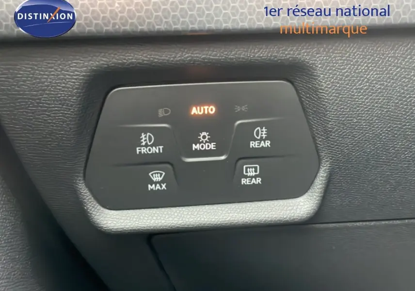 Panneau de commandes d’éclairage intérieur du SEAT Leon 2025 gris métallique, avec mode automatique activé.