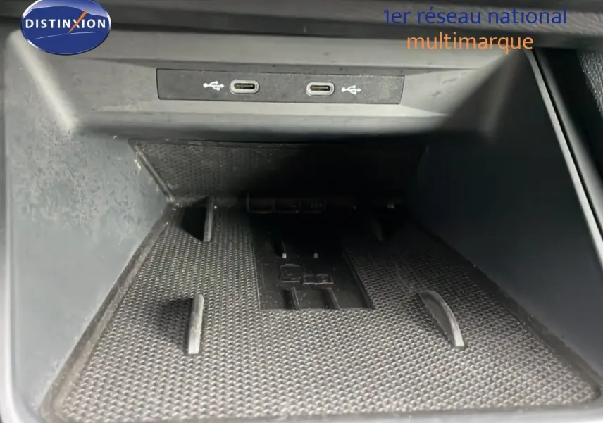 Gros plan sur la console centrale du SEAT LEON gris magnétique, montrant deux ports USB-C intégrés.