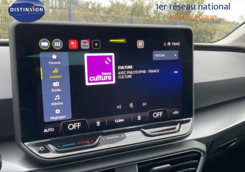 Écran tactile central du SEAT Leon 2025 gris magnétique, affichant l'interface radio France Culture en intérieur moderne.