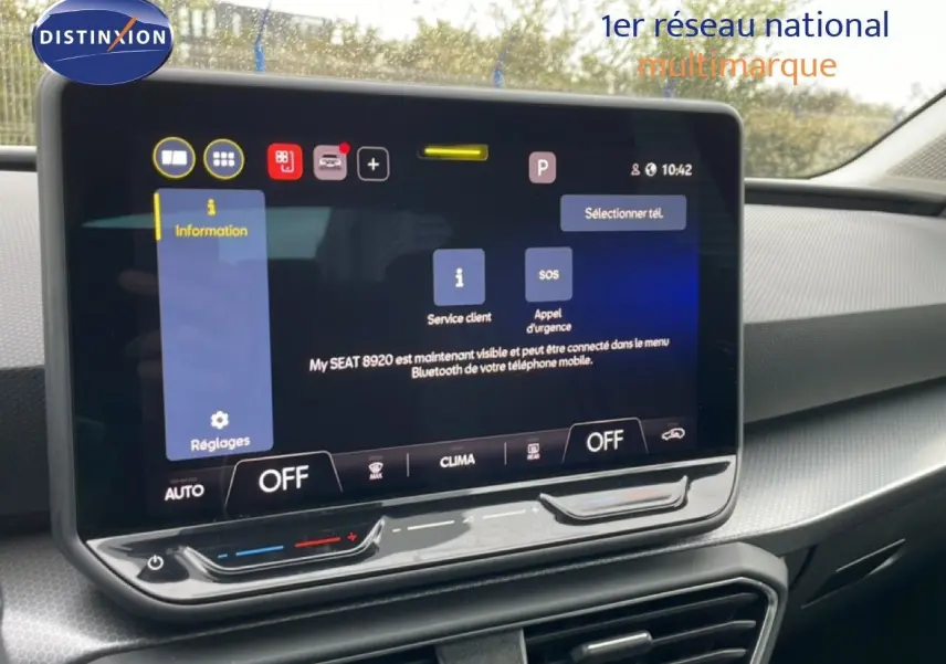 Écran tactile central du tableau de bord intérieur du SEAT LEON 2025, avec commandes climatisation et interface connectée.