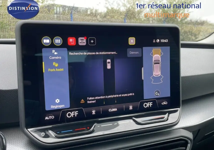 Écran tactile central du SEAT LEON 2025 gris magnétique, affichant l'assistance au stationnement en intérieur.