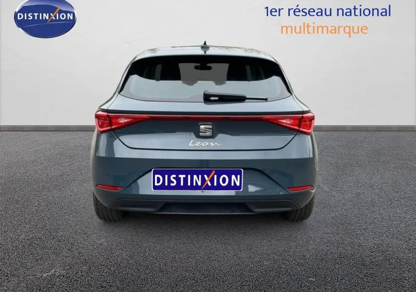 Vue arrière d'une SEAT Leon 2.0 TDI gris magnétique métal, avec feux arrière LED et logo central distinctif.