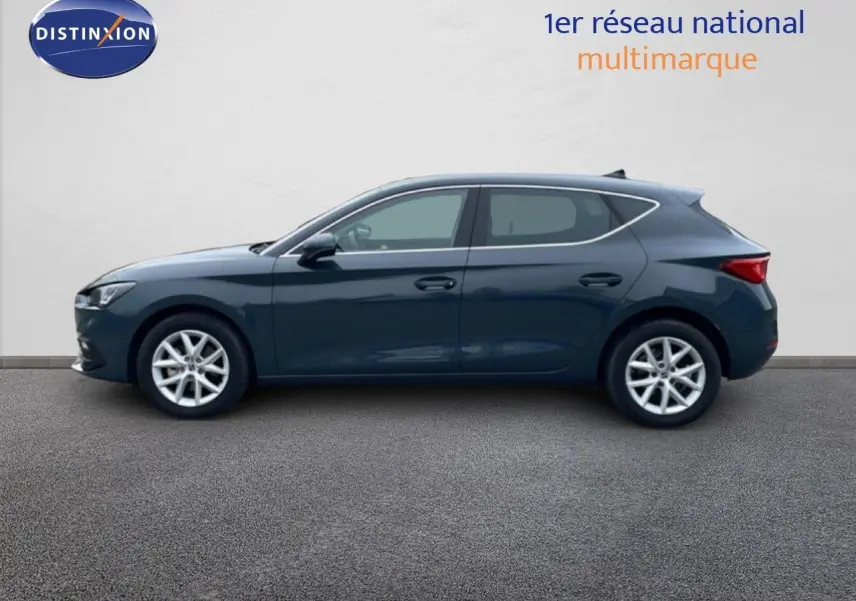 Profil côté gauche d'une SEAT LEON 2025 gris magnétique métal, avec jantes alliage et lignes épurées.
