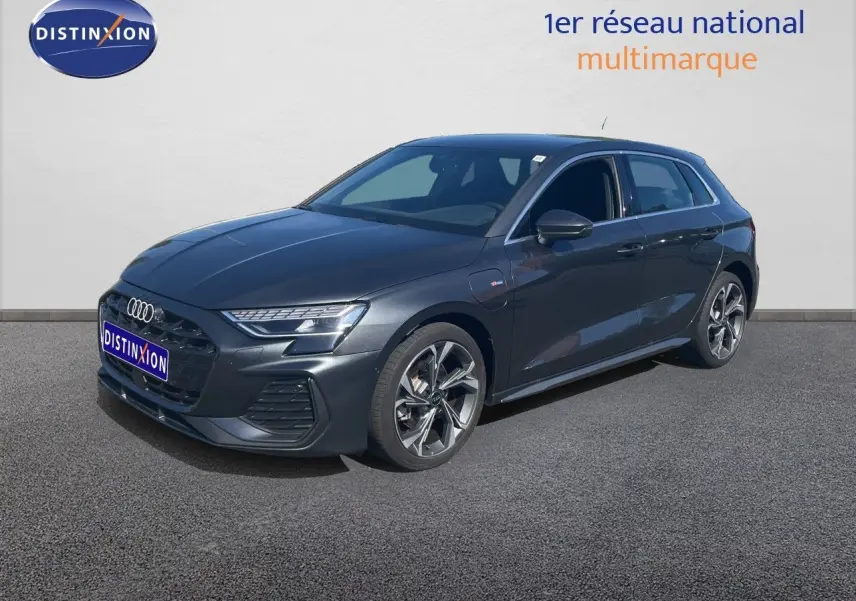 Audi A3 Sportback gris Daytona métal vue 3/4 avant droit avec jantes alliage et calandre S-Line.