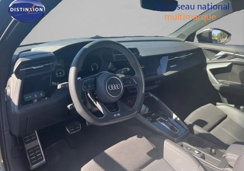 Vue intérieure de l'Audi A3 Sportback 2025, tableau de bord et volant S-Line en cuir noir avec finitions modernes.