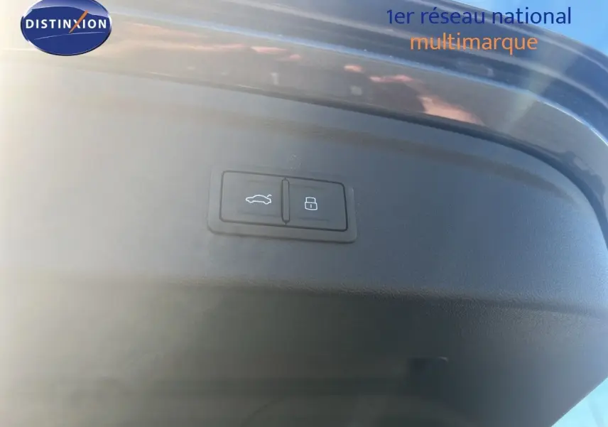 Gros plan sur les boutons d’ouverture et de verrouillage du hayon d’un Audi A3 Sportback gris Daytona Metal 2025.