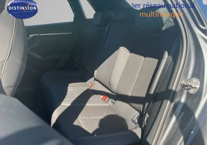 Vue intérieure sur la banquette arrière côté droit d'une Audi A3 Sportback gris Daytona, avec sellerie tissu noire.