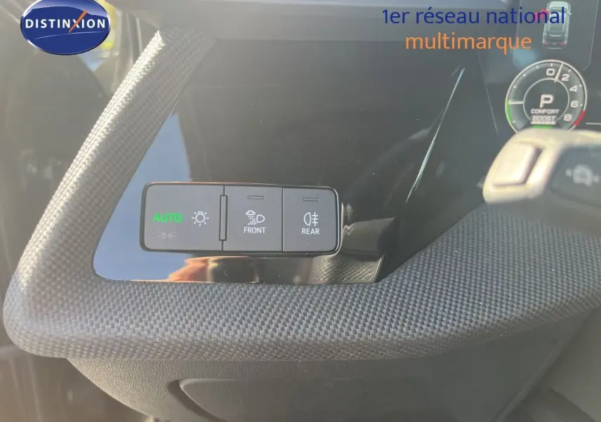Détail des commandes d'éclairage sur la portière côté gauche d'une Audi A3 Sportback gris Daytona 2025.