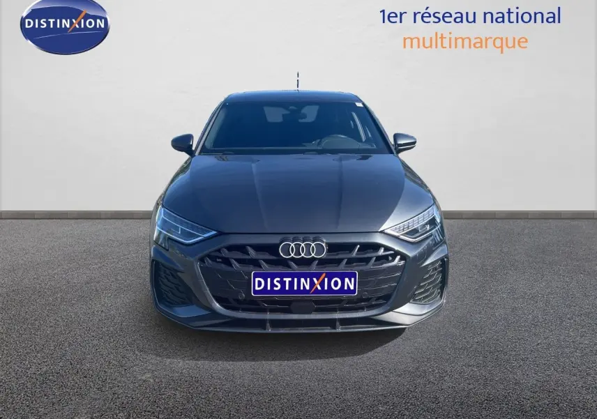 Vue avant d'une Audi A3 Sportback 40 TFSIe gris Daytona métallisé avec calandre S-Line et phares LED.